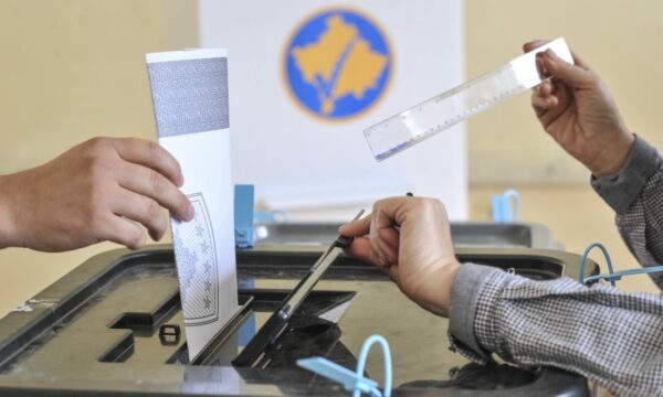 Iniciativa Qytetare alarmon se të punësuarve në organet paralele në Veri po u kërkohet ta votojnë Listën Srpska ose u ndalen paratë