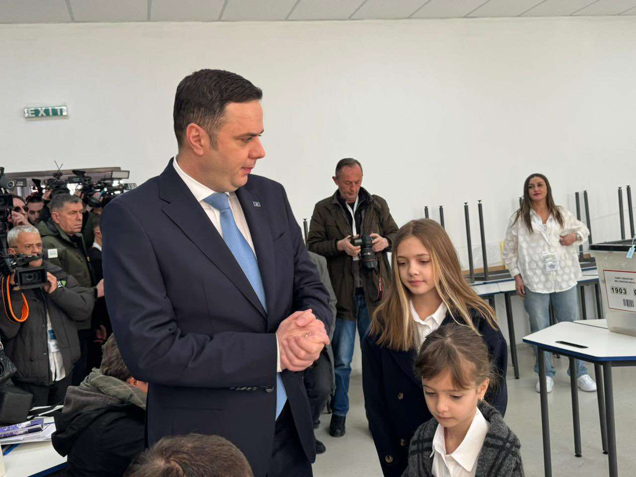 Voton Abdixhiku, ishte i shoqëruar nga gruaja dhe vajzat