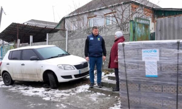 Punonjësit humanitarë rrezikojnë jetën për të ngrohur banorët e Khrakivit në Ukrainë