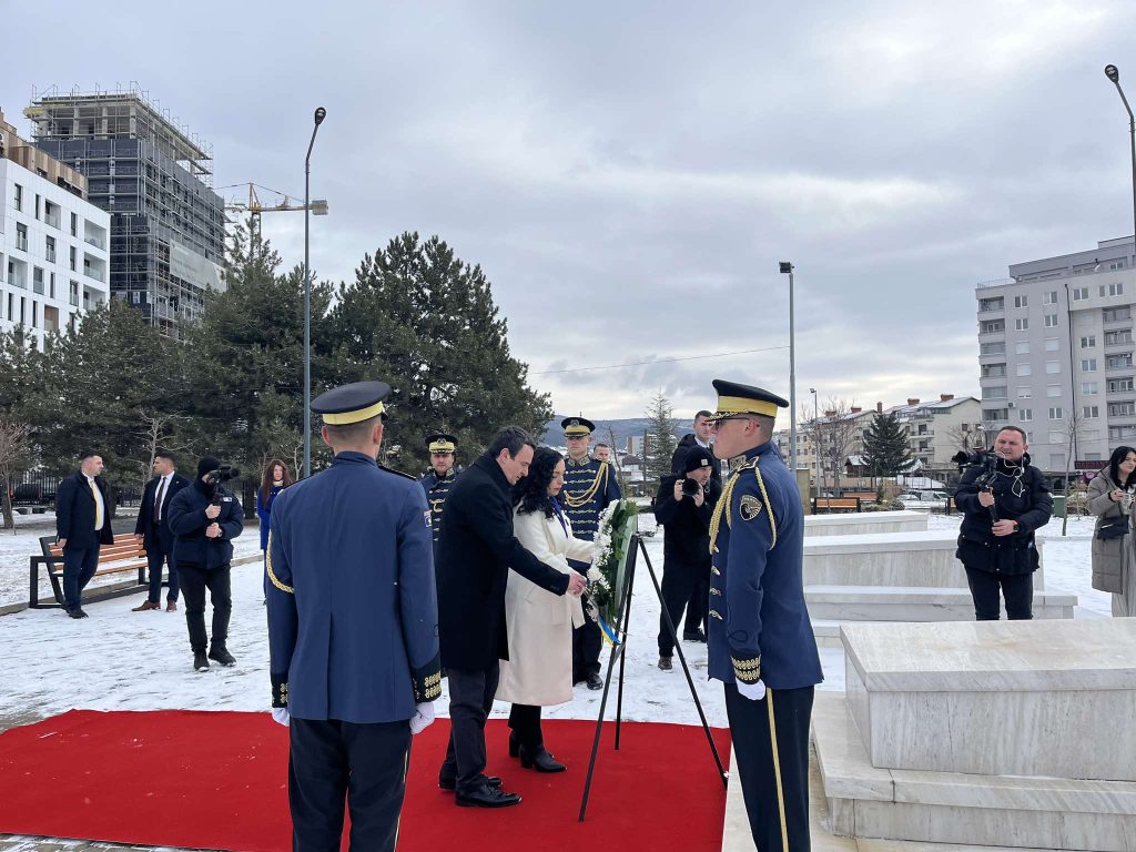 Krerët e shtetit bëjnë homazhe tek varri i Demaçit