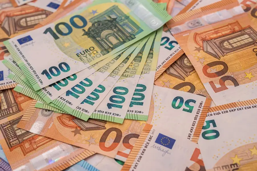 Postimet e mbështetësve në Facebook e flamuri i partisë në oborrin e shkollës, PDK gjobitet me 16 mijë euro e AAK me 2 mijë