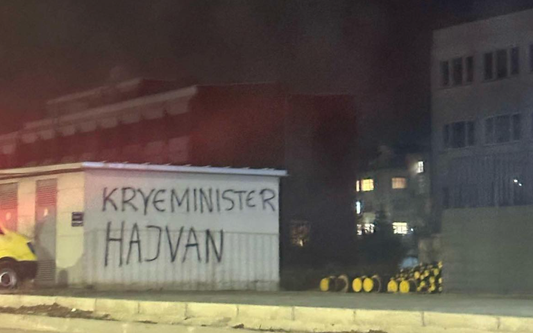 Grafiti “Kryeministër Hajvan” brenda oborrit të QKUK’së