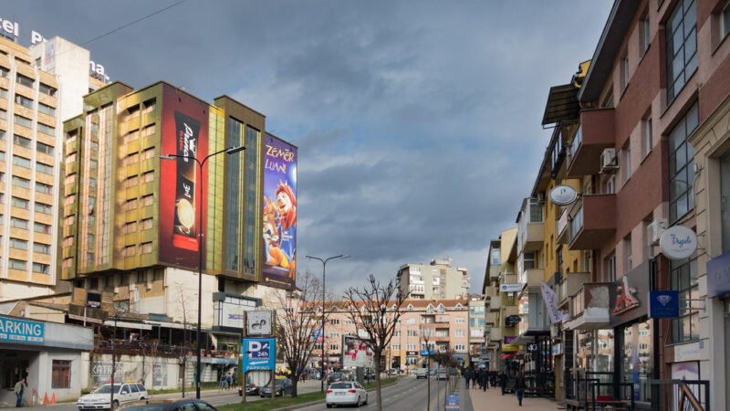Rruga ‘Garibaldi’ në kryeqytet mbyllet për parkim e qarkullim deri të hënën në mbrëmje