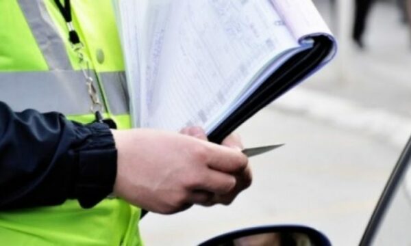 Policia në Gjilan gjobit një shofer, vetura inteligjente e kapi duke vozitur 175km/h në zonën ku kufizimi i shpejtësisë ishte 60km/h
