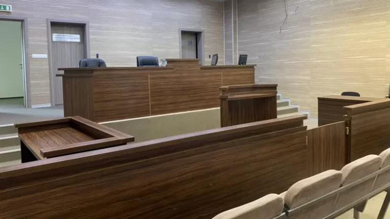 Mungon një avokate, dështon të nisë gjykimi në mungesë ndaj dy të akuzuarve për krime lufte