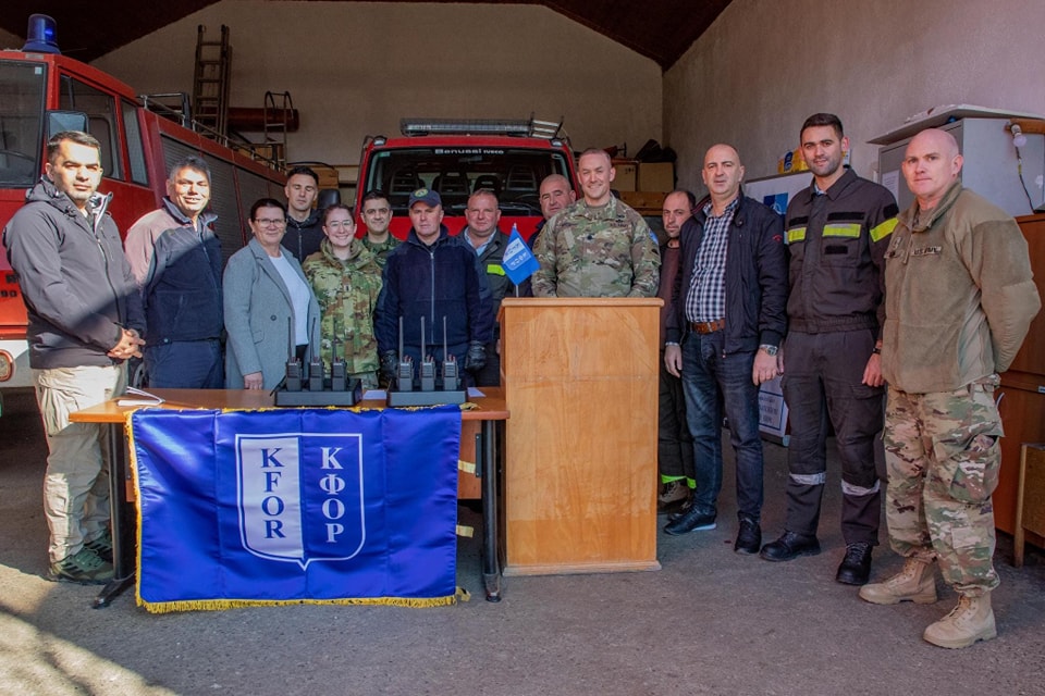 KFOR dhuron radio për njësinë e shërbimit të Zjarrfikësve në Novobërdë