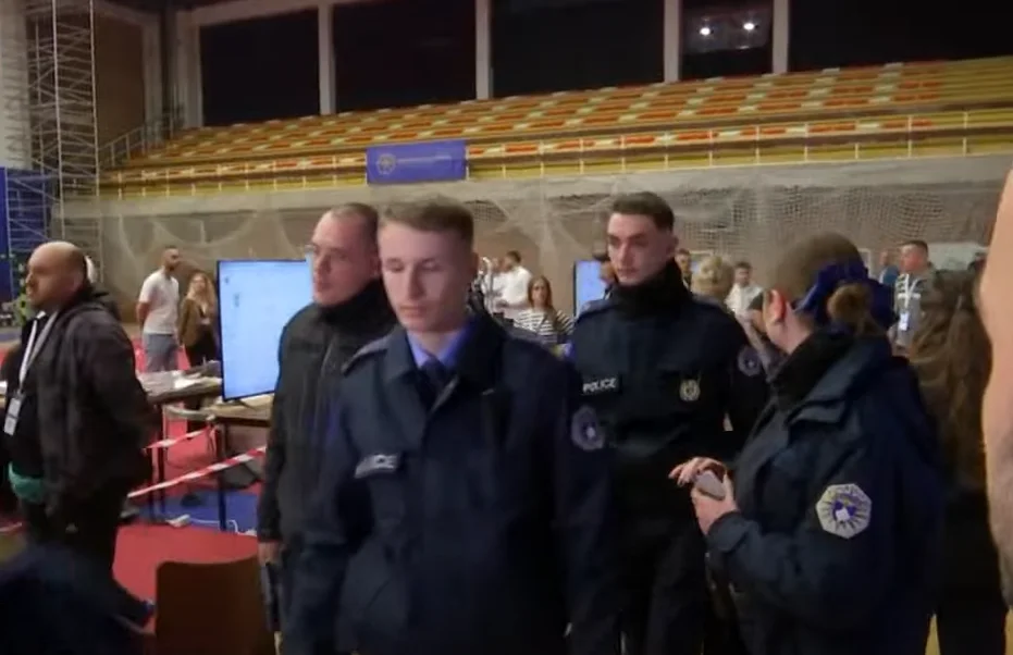 Konflikt verbal mes komisionerëve në sallën 1 Tetori, ndërhynë Policia