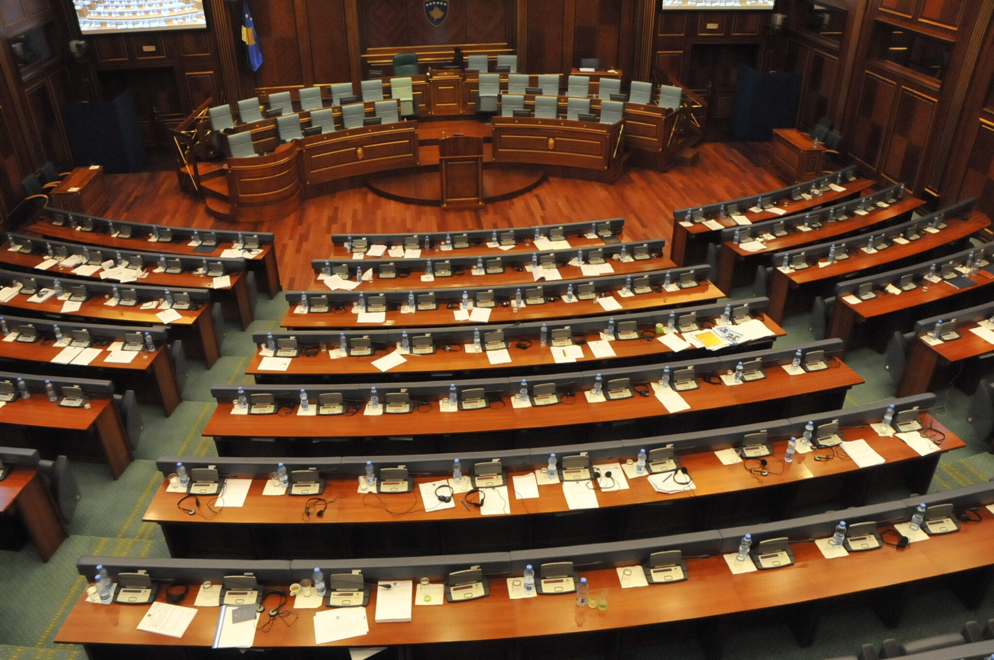 Deputetët më të paguar – rekordet e një Kuvendi ”dembel”