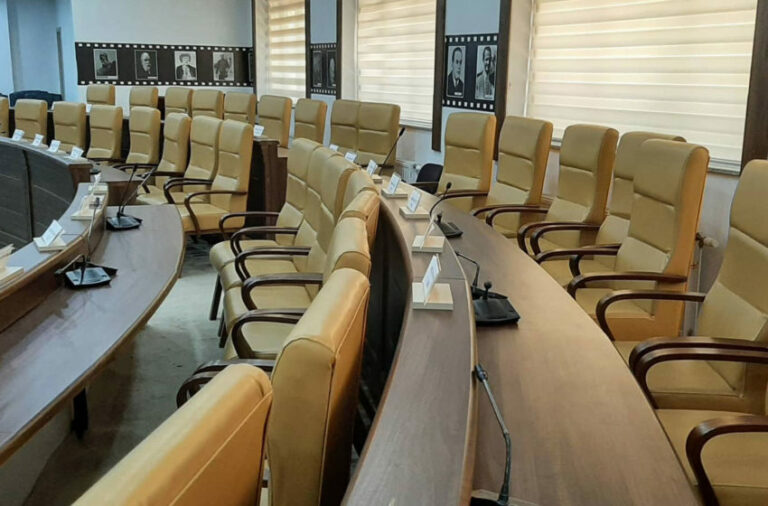 Në mungesë kurorumi, nuk mbahet seanca urgjente e Kuvendit të Gjilanit