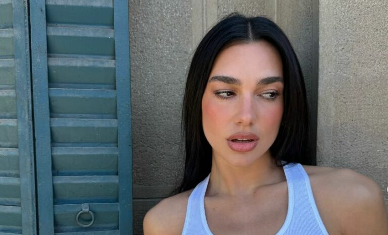 Dua Lipa shfaq linjat e saj të bukura trupore