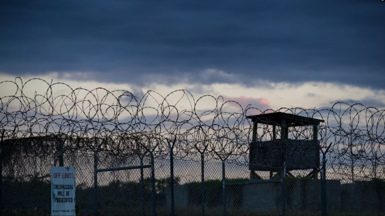 Pentagoni: Dhjetë emigrantë të rrezikshëm dërgohen në Guantanamo