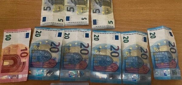 Një police në Shtime gjeti një portofol në rrugë, e dorëzon tek kolegët e saj