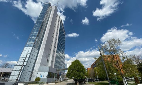 Dy vjet nën masa – qindra miliona euro pezull dhe disa miliona euro të humbura