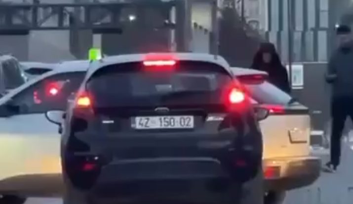 Vetura shtetërore thyen rëndë rregullat, tejkalon kolonat duke hypë mbi trotuarë në Pejton