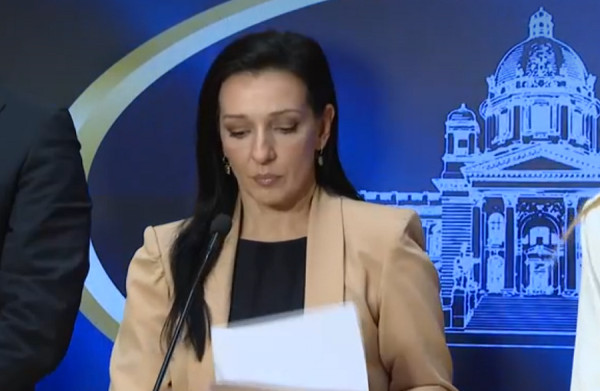 ​Deputetja serbe publikon dokumente që e implikojnë Vuçiqin dhe lidhjet e tij me një qendër sekrete të përgjimit