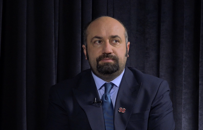 Xhaferi: Çudi gjyqtarja qëllon motra e deputetes Fitore Pacolli dhe rruga A bllokohet disa herë