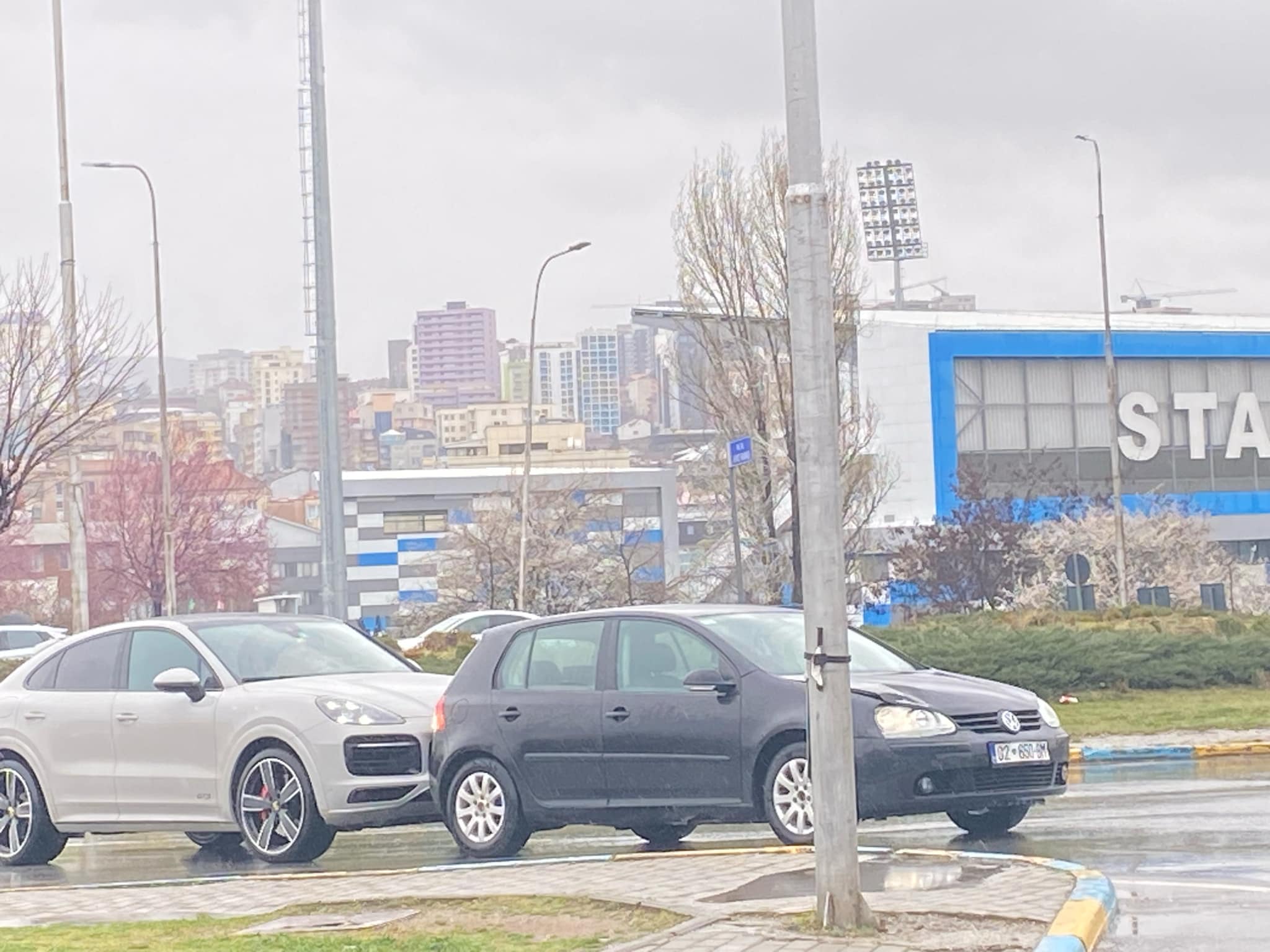 Aksident trafiku në lagjen Arbëria në Prishtinë (Pamje)