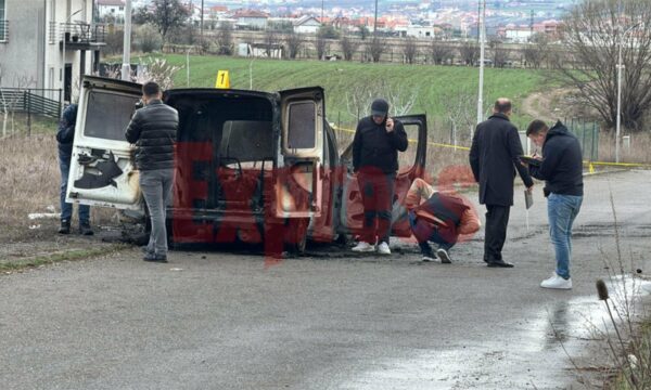 Gjendet e djegur në Hajvali, makina me të cilin dyshohet se po udhëtonin grabitësit e armatosur