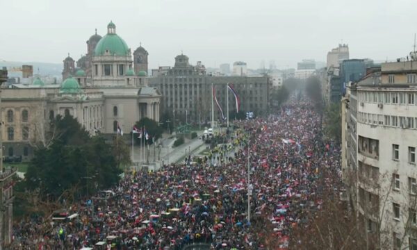 Protestuesit s’mund t’i afrohen Kuvendit të Serbisë, vendosin për të shkuar edhe në një lokacion të ri