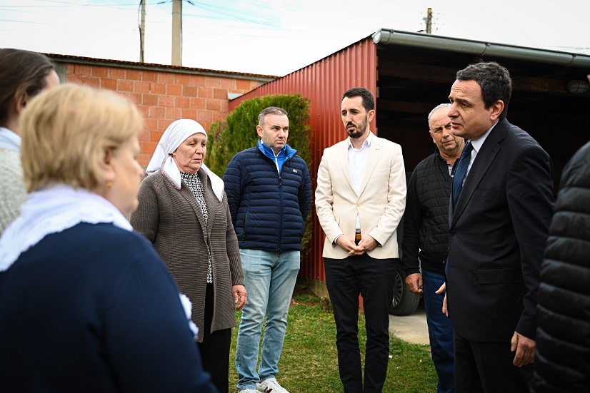 Kurti dje shkoi në Kamenicë për ngushëllime në familjet e dy vajzave që vdiqën në aksidentin në Ranillug