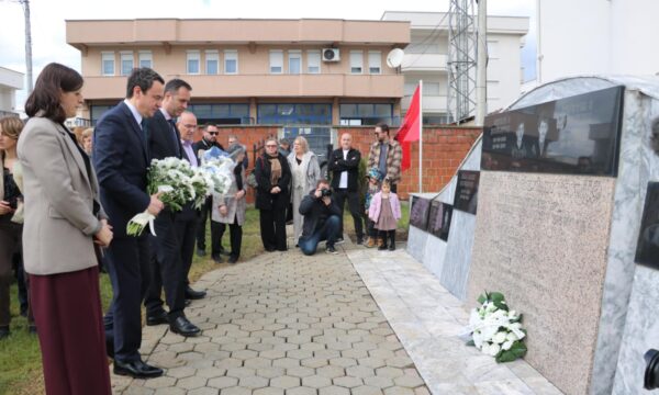 Konjufca e Kurti nderojnë të vrarët në masakrën e familjeve Bogujevci, Duriqi dhe Llugaliu