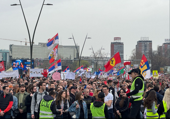 Rojet s’lejojnë askënd që t’i afrohet Parkut të Pionierit ku po qëndrojnë kundërshtuesit e protestave, ndërsa mijëra kalojnë urën Branko