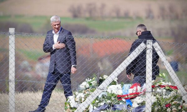 Gazetat britanike dhe amerikane për Thaçin: Vizitoi varrin e babait pasi Haga s’e lejoi të marrë pjesë në varrim
