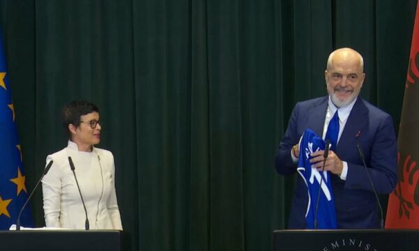Komisionerja e BE për Zgjerim në Tiranë, Rama: Shqiptarët me pasaportë Europiane brenda kësaj dekade