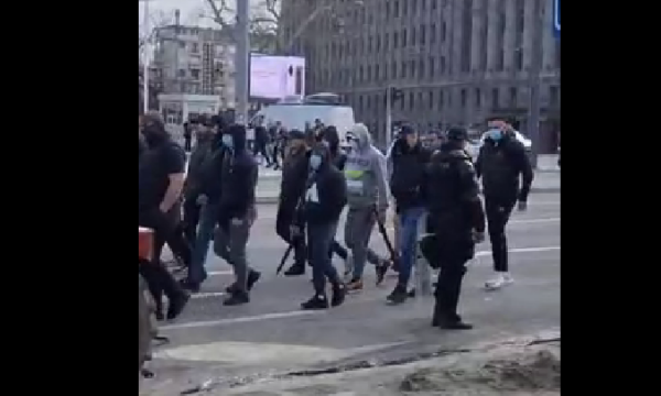 Burra të maskuar dhe të veshur me të zeza shfaqen në Beograd – protesta e madhe atje nis nga ora 16:00