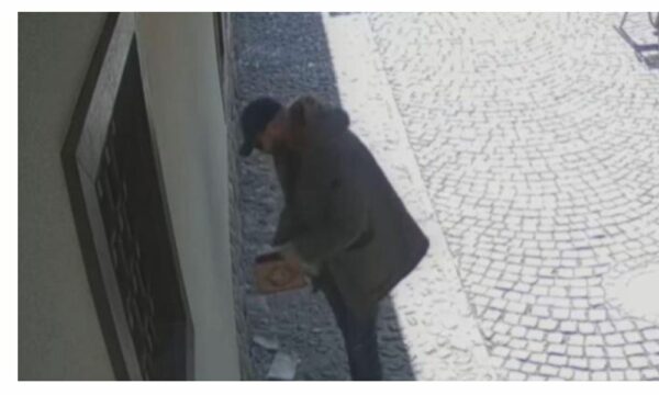 Pamjet ku një person e shqyu Kur’anin në Prizren, policia fillon hetimet
