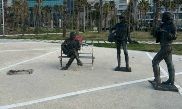 Zhduket statuja e këngëtares Tina Turner në Durrës