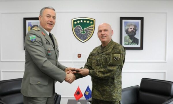 Komandanti i FSK-së takohet me homologun nga Shqipëria, takimi rikonfirmon bashkëpunimin e forcave Kosovë-Shqipëri