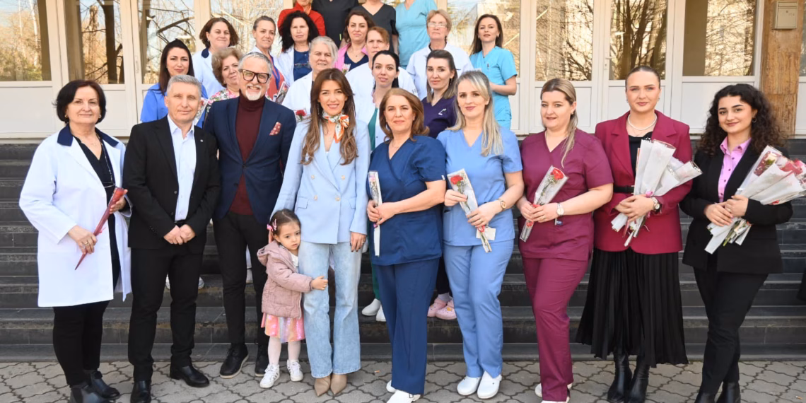 Dita e Gruas, Haxhiu e Vitia vizitojnë Klinikën e Gjinekologjisë