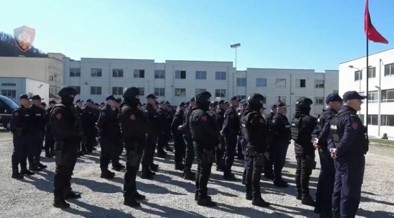 Hoxha në Tiranë, ndjekë nga afër demonstrimin e Forcës Kombëtare të Sigurisë