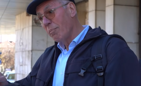 Përsëri Sami Kurteshi, gazetarja tenton t’ia bëj një pyetje, ai ndalet dhe i thotë “mos më përcjellni”, “hiqnu kësaj metode kriminale”