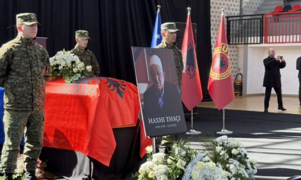 Osmani i çon dy këshilltarë në varrimin e babait të Thaçit dhe një kurorë në emër të saj