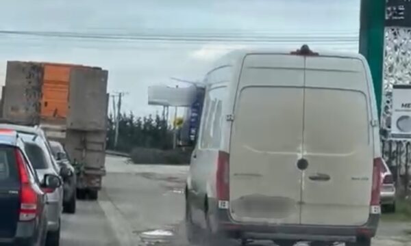 Bëri tejkalim të parregullt, policia në Ferizaj e gjobit shoferin me 150 euro, 1 pikë negative dhe 3 muaj ndalim vozitje