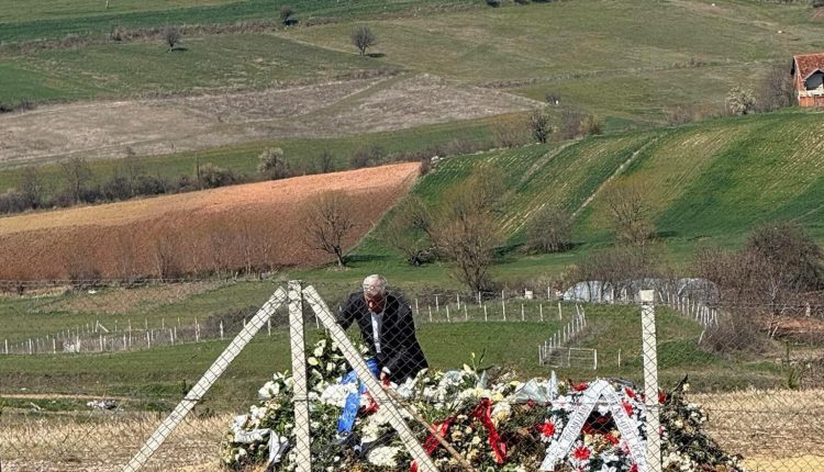 Ish-presidenti Thaçi në Burojë, tri ditë pas varrimit të babait