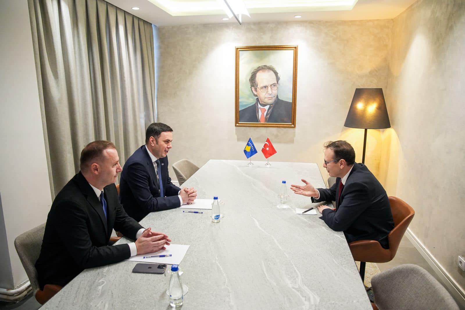 Abdixhiku takon ambasadorin turk, biseduan për zhvillimet e fundit në vend
