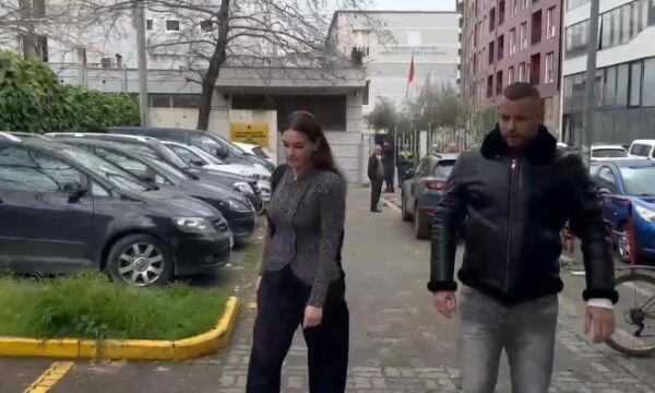 Ajola Xoxa kërkon lirimin e llogarive bankare, bashkëshortja e Erion Veliajt paraqitet në Apelin e GJKKO