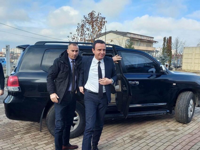 Para seancës, Kurti shkon për homazhe te pllaka përkujtimore e Triumf Rizës në 18-vjetorin e rënies së tij
