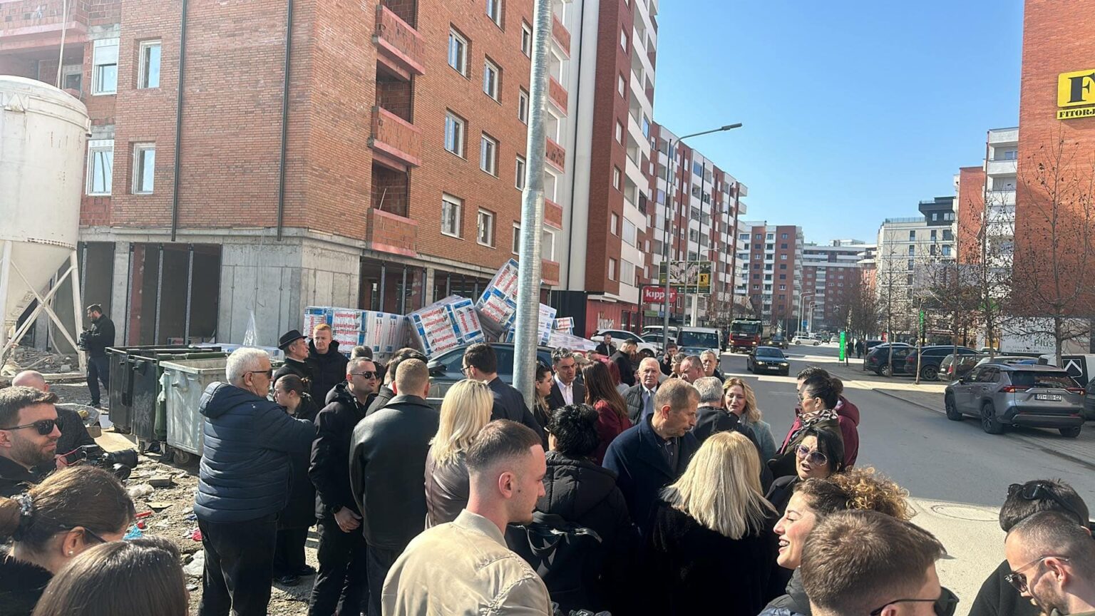 Zyrtarë të VV’së, përfshirë edhe Xhelal Sveçlen, janë mbledhur në Gjilan për të pritur Kurtin