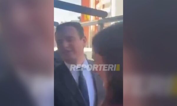 Kurti i “kërkon falje një qytetari” që s’ka kohë të pijë kafe, Nagavci e thërret: Kryeministër, kryeministër…