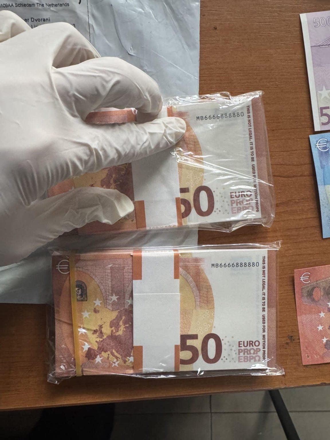 Dogana zbulon mbi 20 mijë euro para të falsifikuara në Qendrën Postare Tranzitore