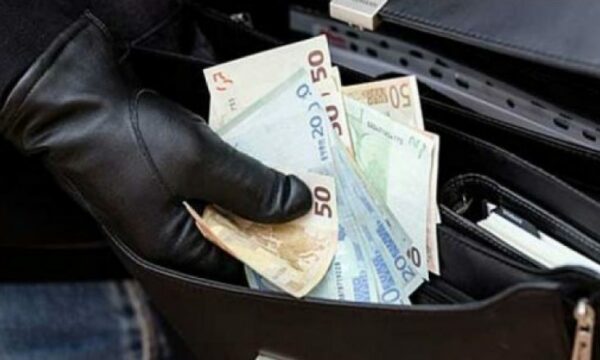 Hajnat grabisin marketin nën kërcënimin e armës, marrin 1000 euro