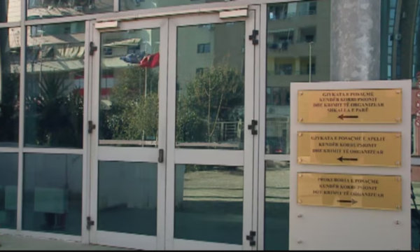 Shqipëri, bashkëpunonin me narkotrafikantë, arrestohen dy shefa policie, një i tretë në kërkim