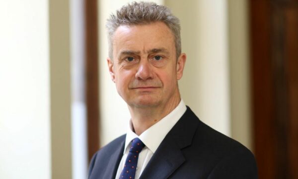 Ambasadori britanik Hargreaves nga Drenasi: Sot është një ditë e madhe për demokracinë në Kosovë