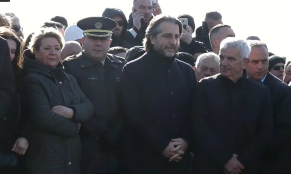 Këshilltari i Presidentes Osmani, Perparim Rama, Daut Haradinaj e Ali Ahmeti ndër të pranishmit në varrimin e Haxhi Thaçit