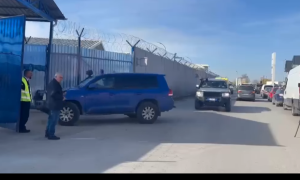 Pas Burojës, ish-presidenti arrin në EULEX, qytetarët e presin duke thirrur “Thaçi, Thaçi”