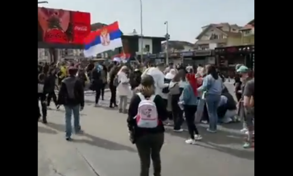 Arrestohet shoferi serb që u fut sot në turmën e njerëzve në Beograd dhe goditi 3 persona me makinë
